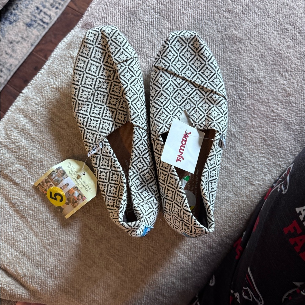 Women's Black and White Patterned Toms